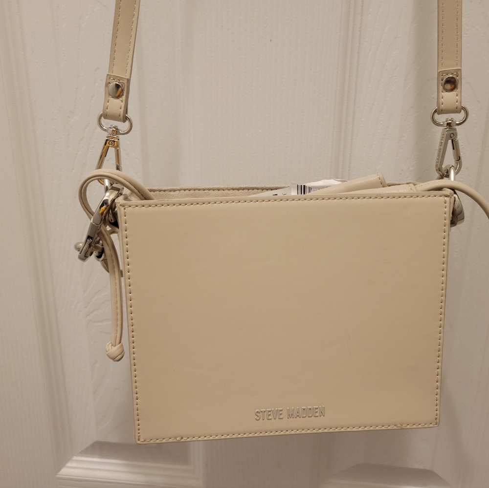 Steve Madden bucket style pouch bag. NWoT 10.5x7.5x 3inch Depth Solid Part